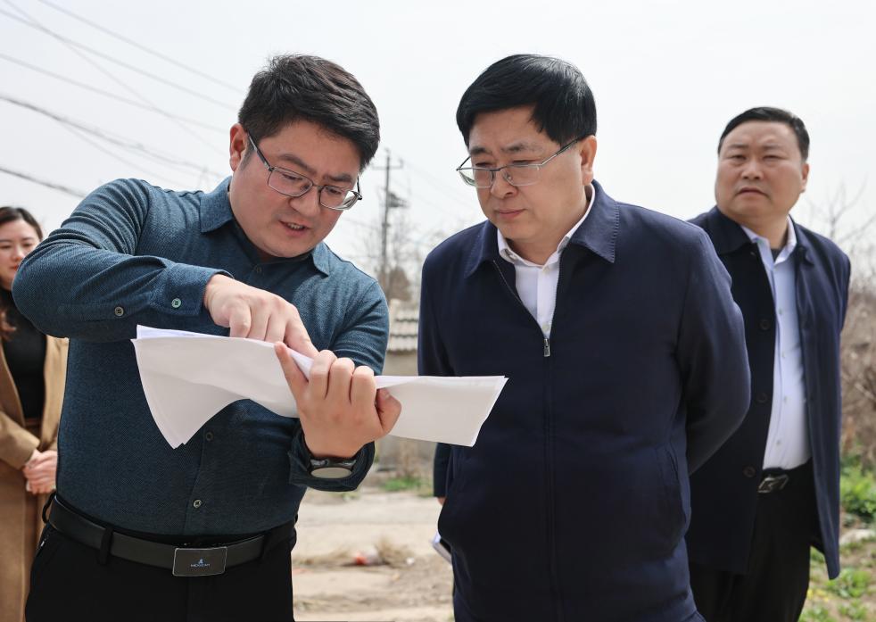 楊亞成檢查指導重點項目建設(shè).jpg