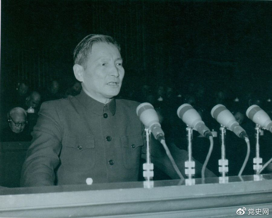 1956年12月，陳云在中華工商業(yè)聯(lián)合會第二屆會員代表大會上作報告。