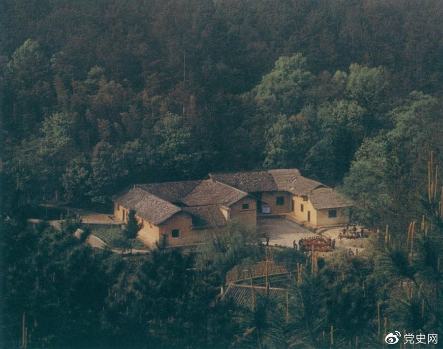 毛澤東故居——湖南省湘潭縣韶山?jīng)_上屋場(chǎng)。1893年12月26日，毛澤東在這里誕生。