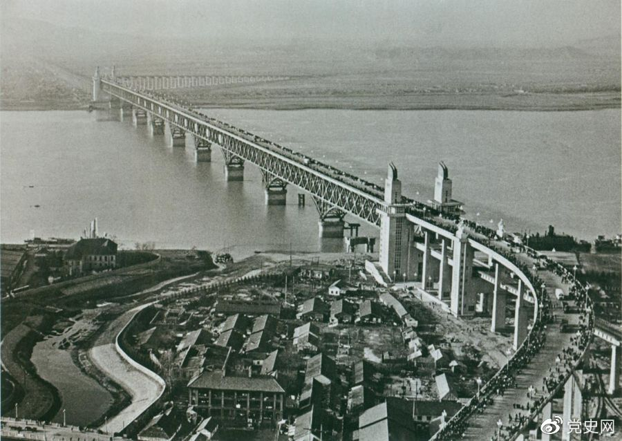 1968年12月29日， 南京長江大橋全面建成通車。這是當時中國自行設計建造的最大的鐵路、公路兩用橋。