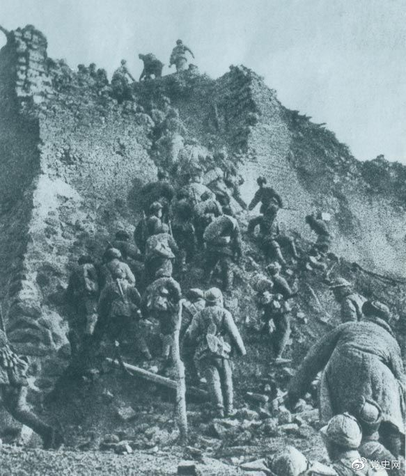 1948年12月，人民解放軍向新保安守敵發(fā)起攻擊。這是解放軍戰(zhàn)士登上新保安城頭。 
